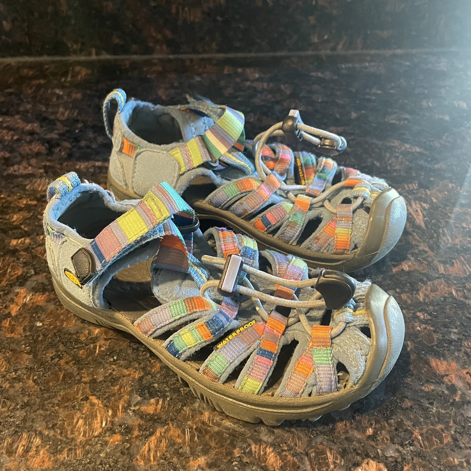 Sandali impermeabili Keen da esterno arcobaleno per ragazze taglia US 10