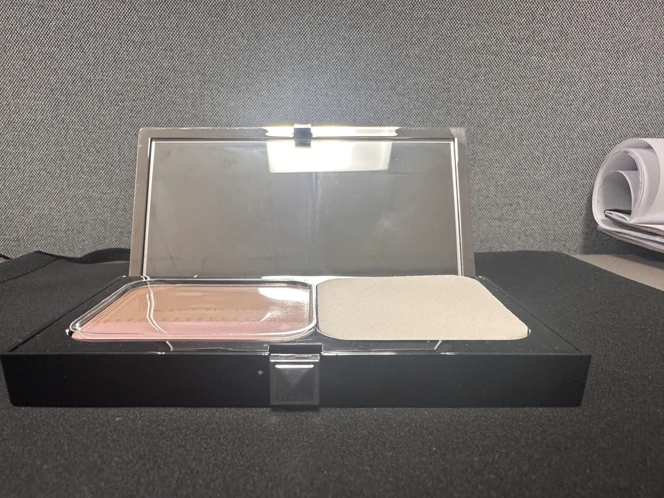 Base iluminadora compacta de larga duración Givenchy Teint Couture 5 miel elegante Foto 4 de 4
