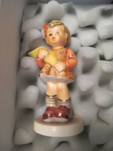 Hummel Club Membership Porcelain Figurine #549 3/0 "A Sweet Offering" TMK7 3.5" - Picture 2 of 6