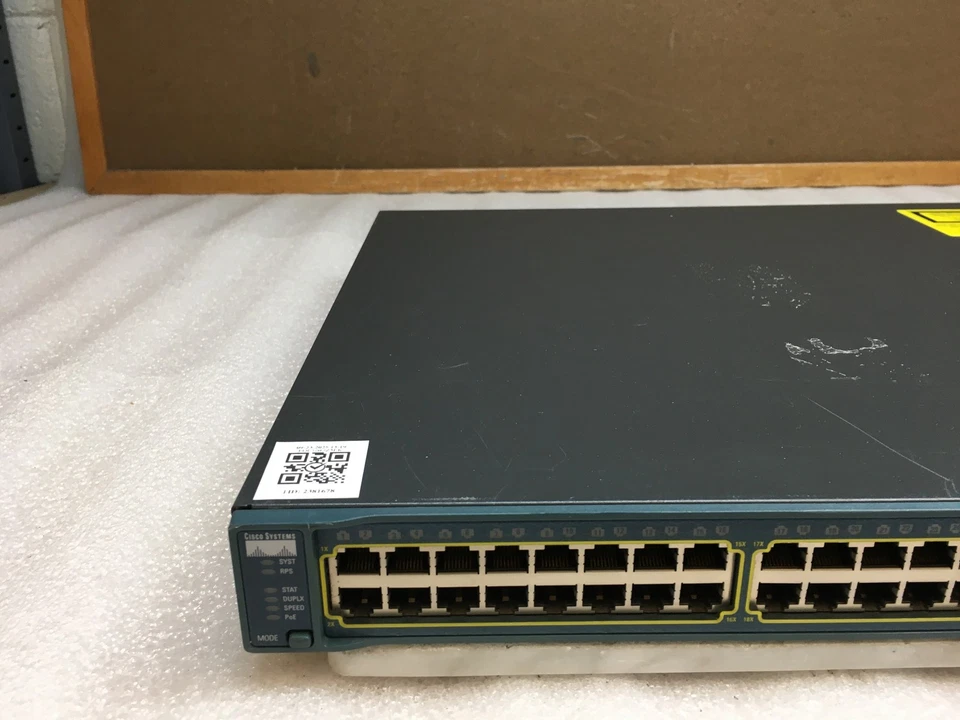 Conmutador de red Gigabit de 48 puertos Cisco Catalyst 3560G PoE-48 WS-C3560G-48PS-S V05 Foto 2 de 4