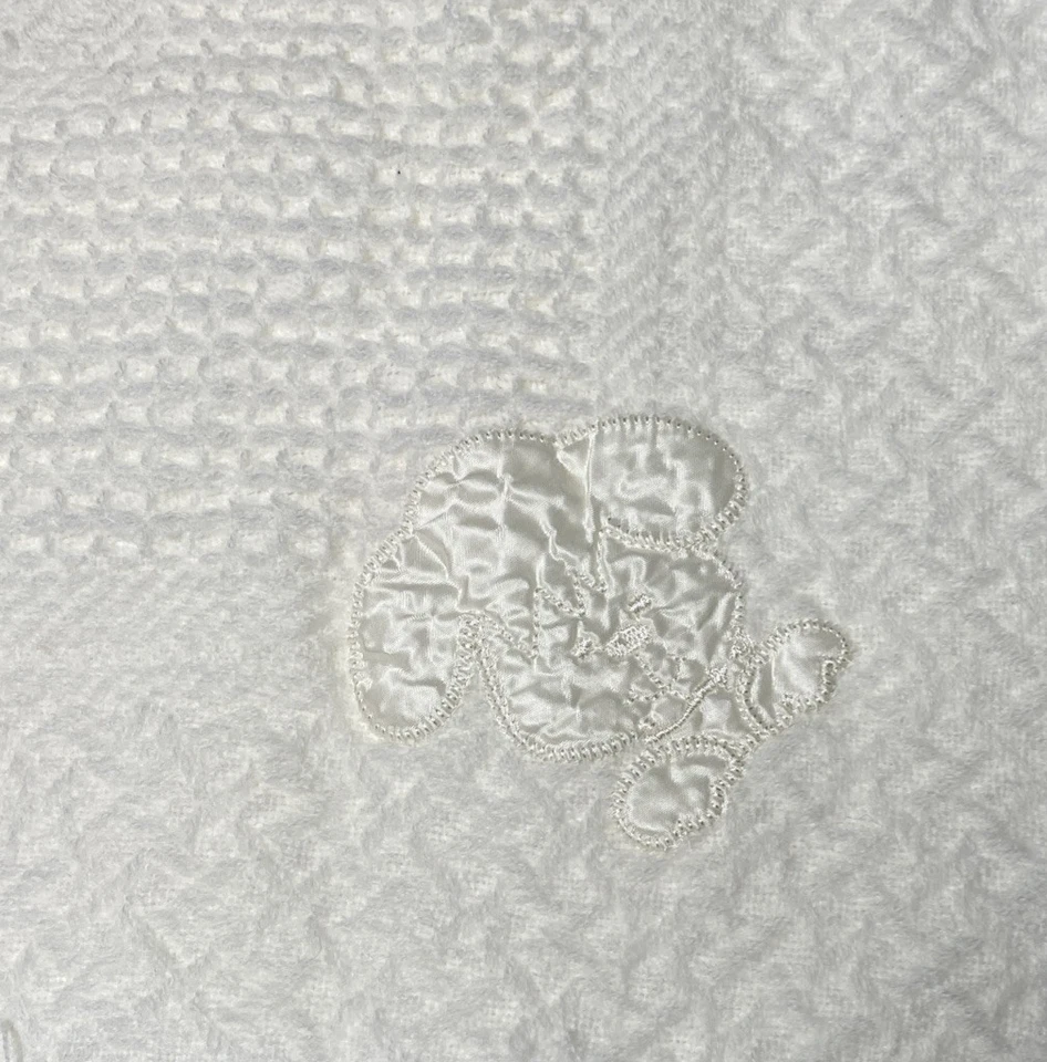 Manta de punto blanco vintage para bebé cachorro perro apliques de satén parche flecos 30"x31" Foto 2 de 4