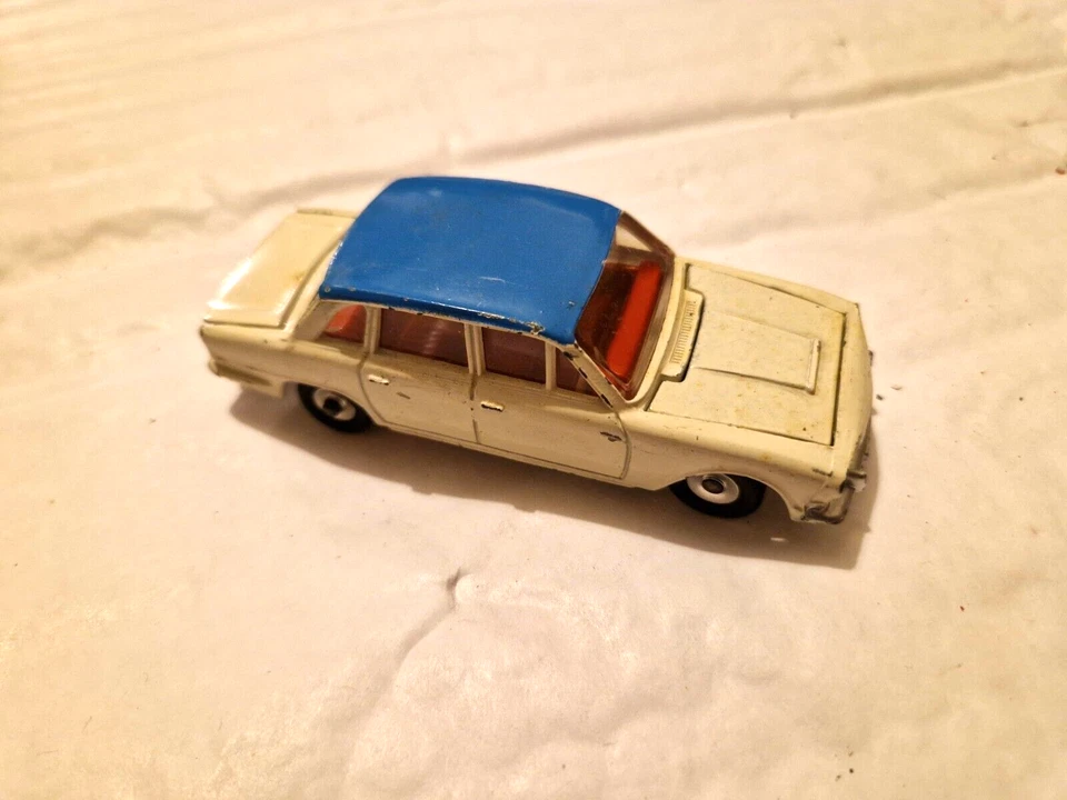 Vintage 1960'S Dinky Juguetes 135 Triumph 2000 Blanco/Azul Modelo Fundido Coche - Imagen 2 de 3