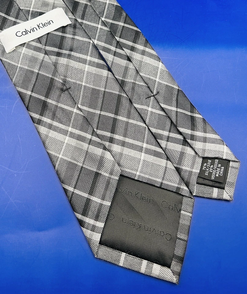 Gravata de pescoço masculina Calvin Klein padrão xadrez preto e branco em excelente estado usado - Imagem 3 de 4