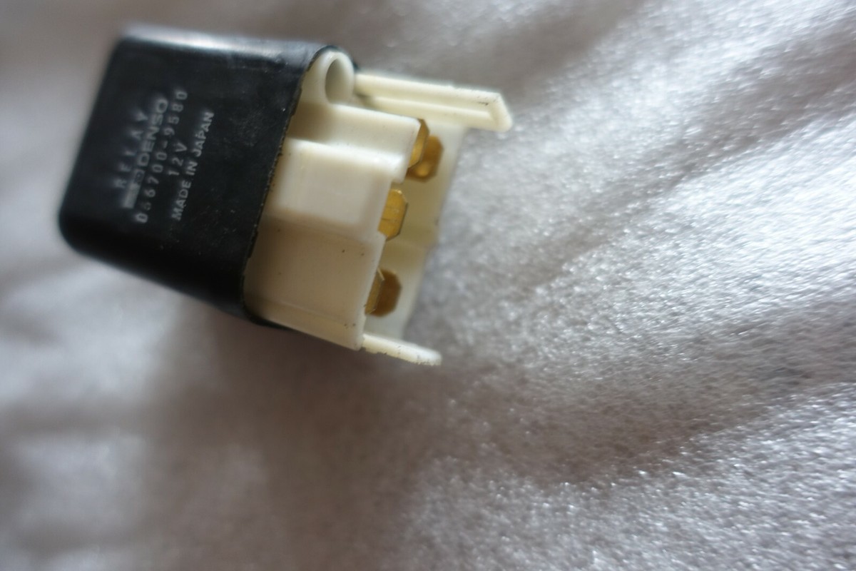 E2. Kawasaki ZZR 600 ZX600 D Relay Solenoid Denso 056700