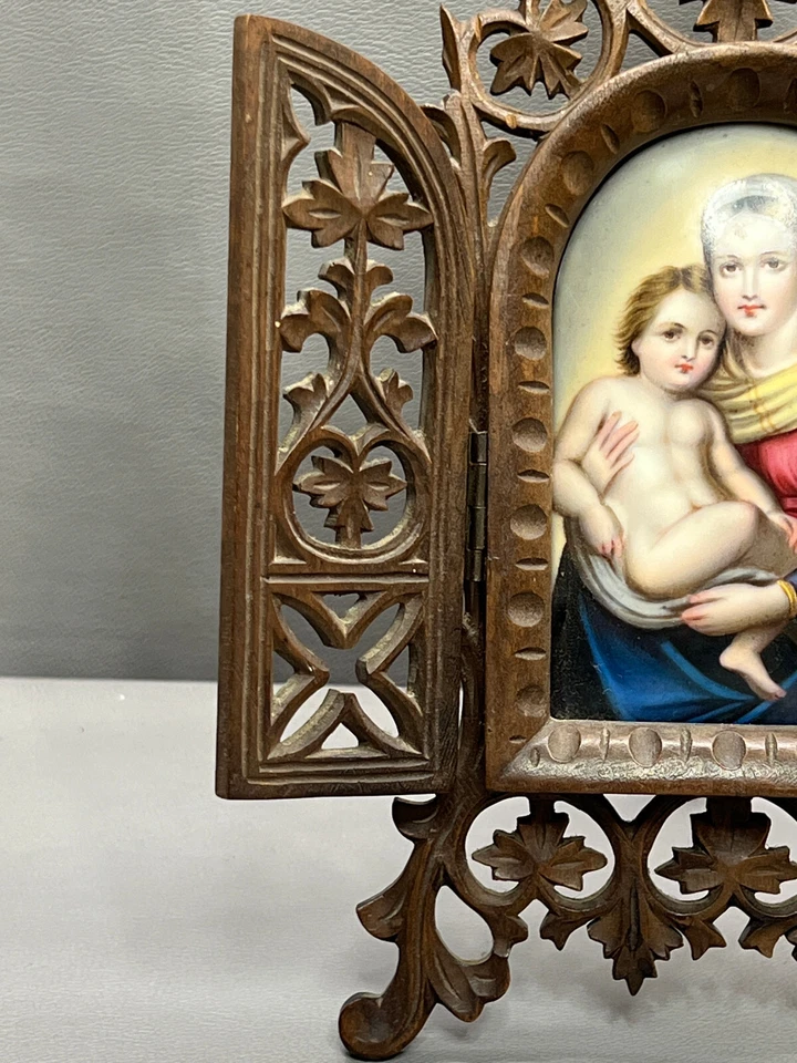 Antiguo marco tríptico de madera tallada Selva Negra, pintura religiosa sobre porcelana Foto 4 de 4