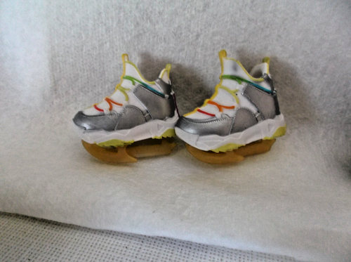 2 Rainbow High Puppen Schlittschuhe Sunny Madison weiß Regenbogen/schwarz - Bild 5 von 6