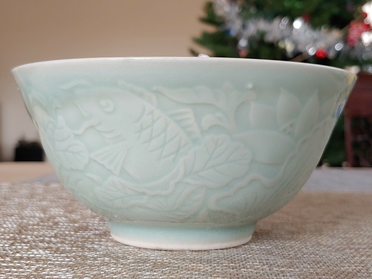 龙泉窑青瓷刻花鱼荷纹宫碗Vintage Longquan Celadon Porcelain 龙泉窑青瓷刻花鱼荷纹宫碗Vintage Longquan Celadon Porcelain