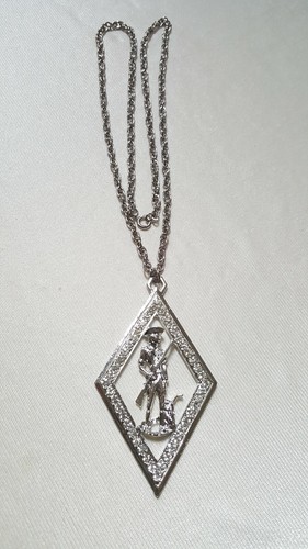 Collar Colgante Filigrana Frontiersman Borde Estrás Tono Plata-Marcado Real - Imagen 4 de 9