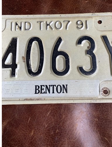 Placa de licencia de camión Indiana 1991. 🛻 Condado de Benton. Etiqueta vintage 94063 Y TK 07 - Imagen 3 de 4
