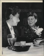 1957 Press Photo Ethel Merman with Mamie Eisenhower - tup17898
