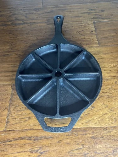 Vintage Lodge Cast Iron Round Wedge Cornbread Pan 8CB Seasoned