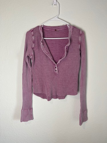 Free People FP One Pullover Damen klein lila Rüschen Waffelstrick Henley Oberteil
