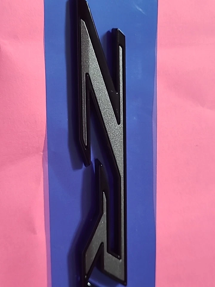 EMBLEMA ZR2 NEGRO PARA PORTÓN TRASERO CHEVROLET COLORADO MODELO TARDÍO. NUEVO OEM  Foto 4 de 4