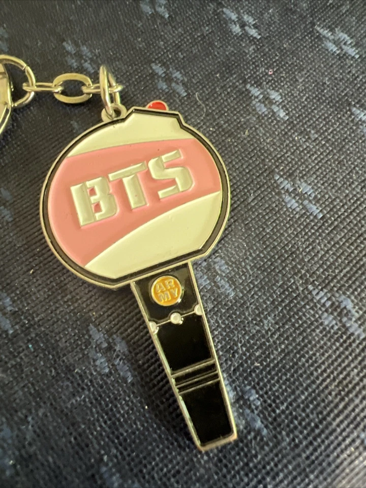Llavero Boy Band rosa y plata ligeramente usado Foto 2 de 4