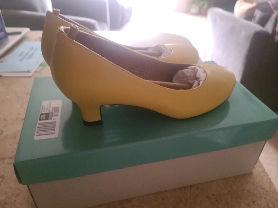 Saltos de couro amarelo Array - Imagem 2 de 4