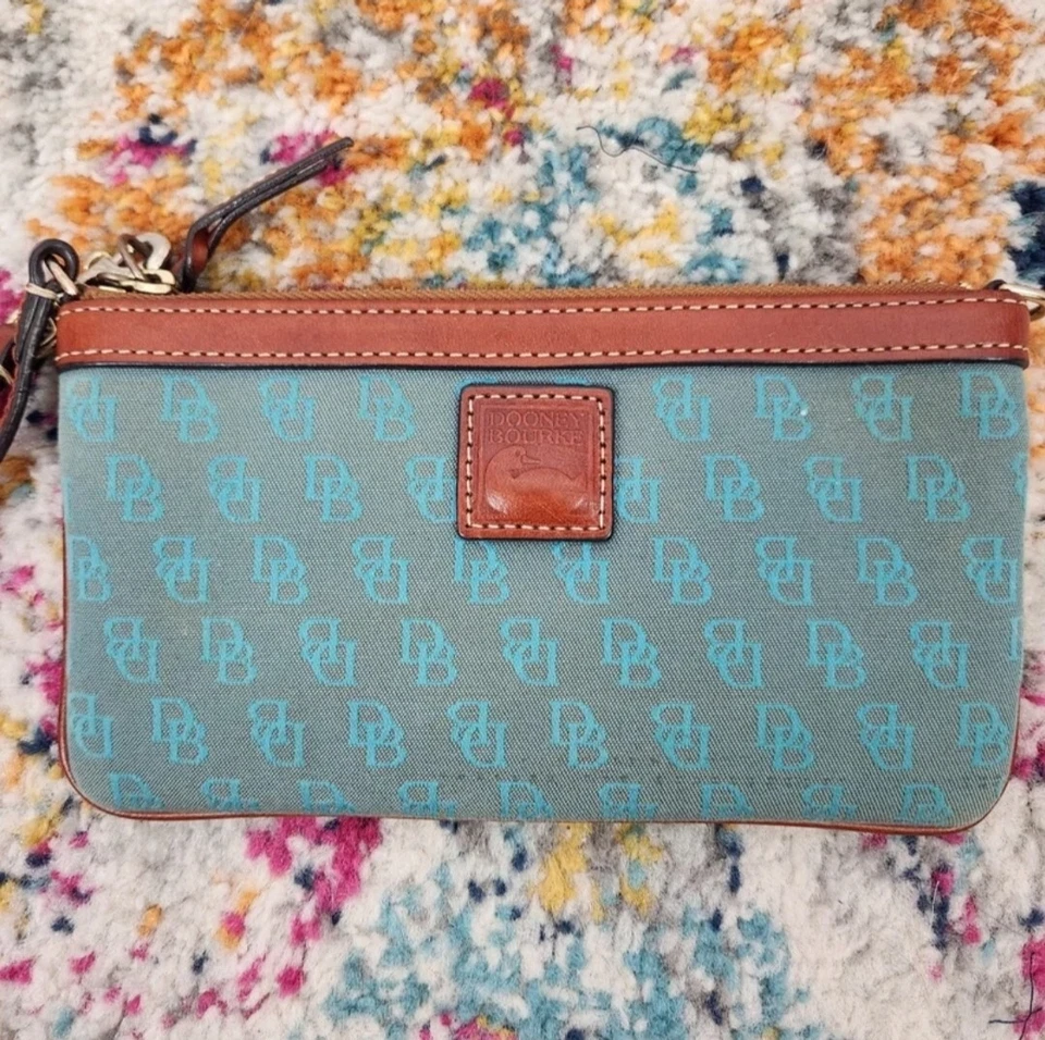 Muñequera Dooney & Bourke Turquesa Firma Jacquard Logo Delgada Cremallera Foto 3 de 4