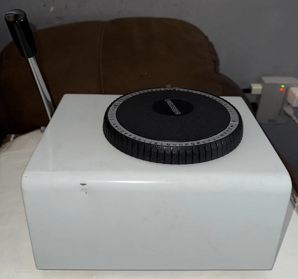 Máquina de estampado de tarjetas de identificación de PVC para tarjetas de identificación de etiquetas de perro Foto 3 de 4