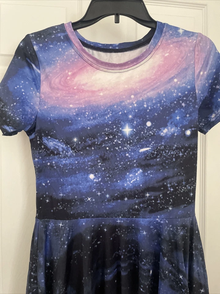  Vestido de patinador acampanado y calce manga gorra estampado Galaxy  Foto 2 de 3