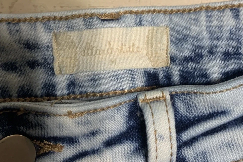 Pantalones cortos de jean Altar’d State medianos para mujer lavado ácido, desgastados. Tamaño: mediano Foto 2 de 4