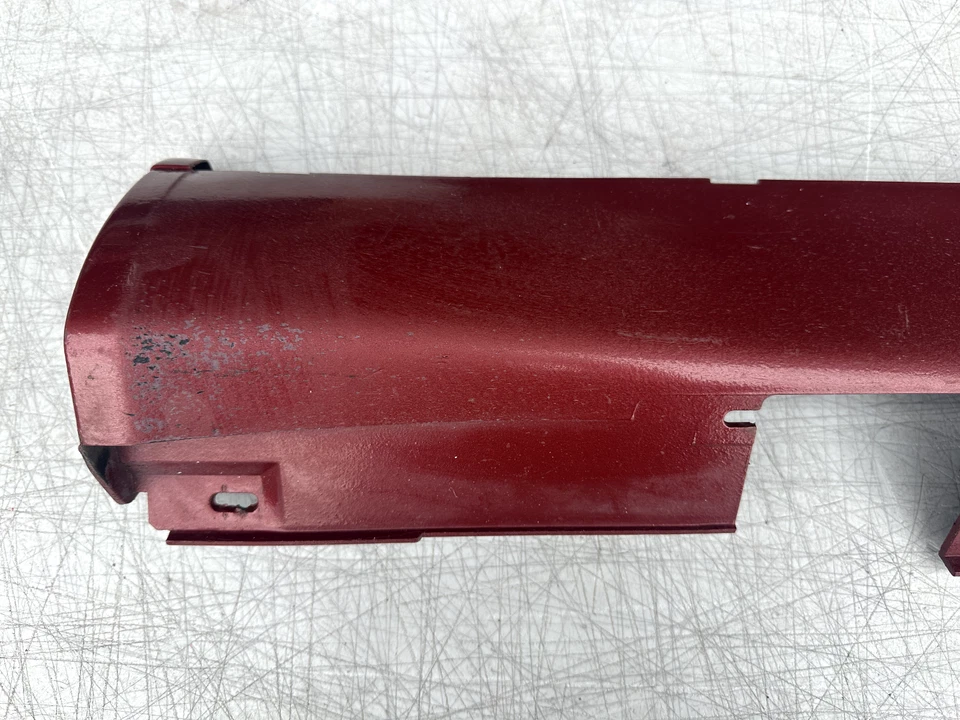 AUDI 4000 1985 FALDÓN LATERAL INFERIOR PANEL BASCULANTE MOLDURA LADO TRASERO DERECHO - ROJO OEM Foto 2 de 4