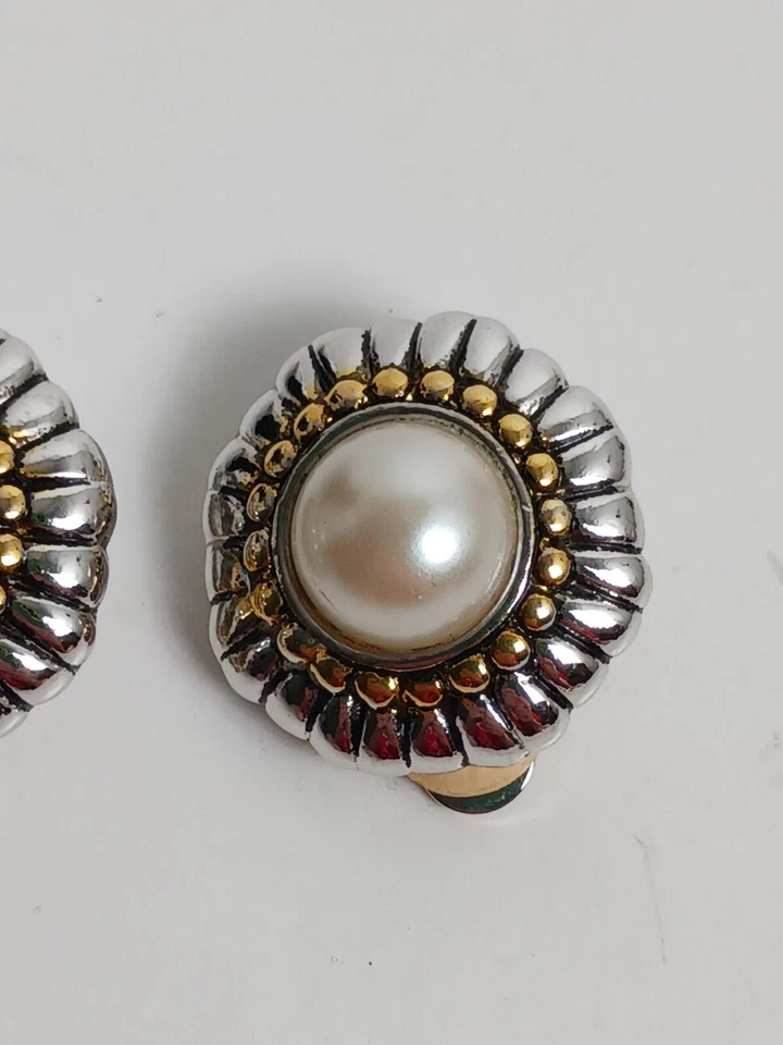 Pendientes de clip de perlas de imitación Premier Designs de 1" hechos en EE. UU. Foto 3 de 4