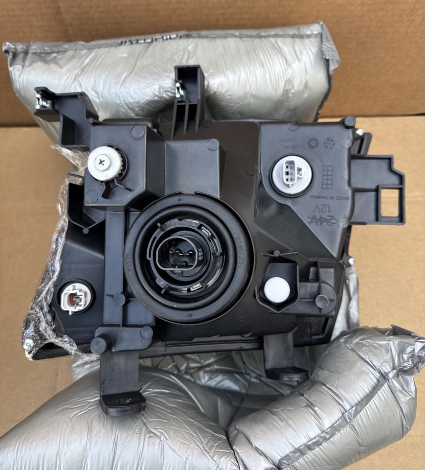 Conjunto de faros laterales para pasajeros Dorman 1591982 se adapta a modelos Nissan Foto 3 de 4