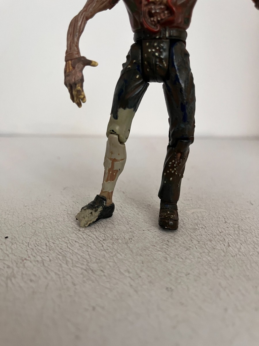 TOY BIZ／RESIDENT EVIL　✨希少品　　【中古／未開封品】 Sealed 1998 Capcom Resident Evil 2 Claire Redfield Zombie