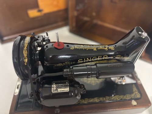 Singer Sewing Machine 99K 1935 With Original Manual & Case + Extras - Picture 20 of 24
