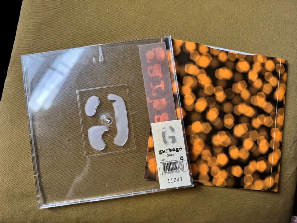 GARBAGE - QUEER - UK - 7" SINGLE - LIMITED EDITION NUMBERED PLASTIC OUTER CASE - Image 2 of 4