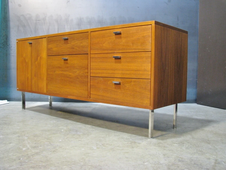 Credenza ejecutiva de teca Harry Probber de colección; patas de acero inoxidable pulido Foto 4 de 4