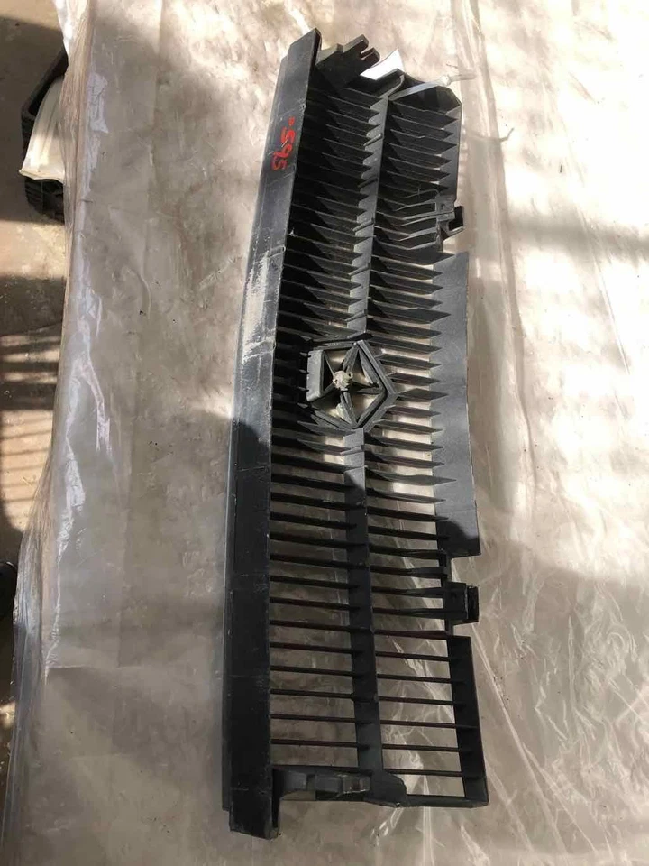 Chrysler Lebaron 1987-1992 convertible parachoques delantero rejilla branquial con logotipo emblema Foto 3 de 4