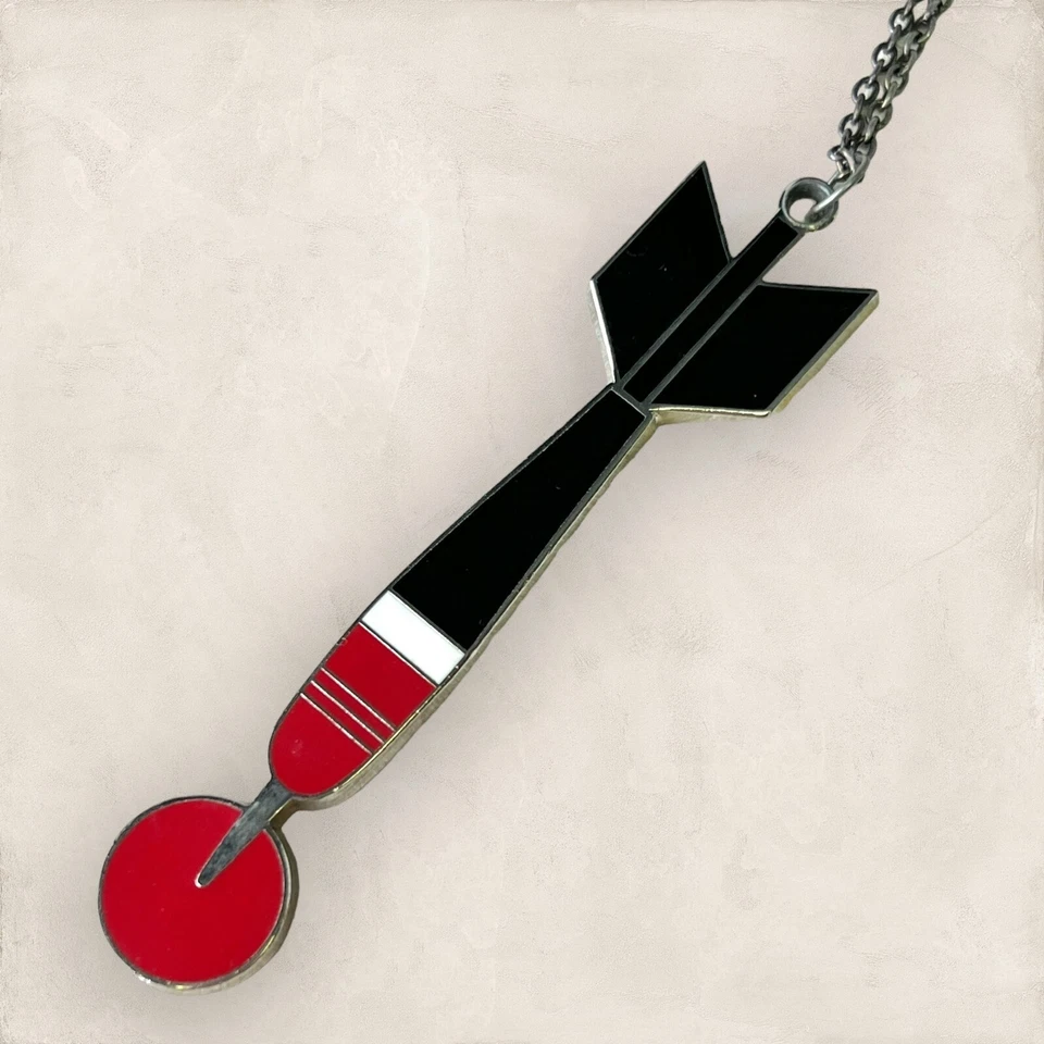 Collar Colgante Vintage Esmalte Misile o Bomba en Cadena, Tono Plata Oscuro Retro Foto 2 de 4