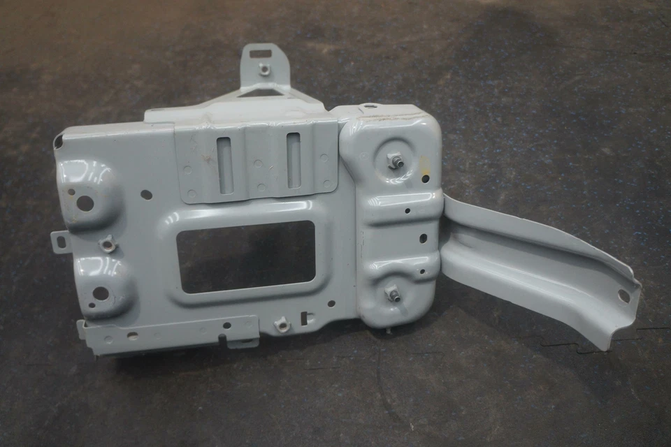 Soporte de montaje en bandeja de batería F48605NAMH OEM Infiniti QX50 2019-20 Foto 3 de 4