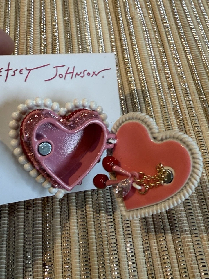 Anillo Ajustable Corazón Pastel Betsey Johnson “Baby” (Con Apertura Secreta) Foto 2 de 4