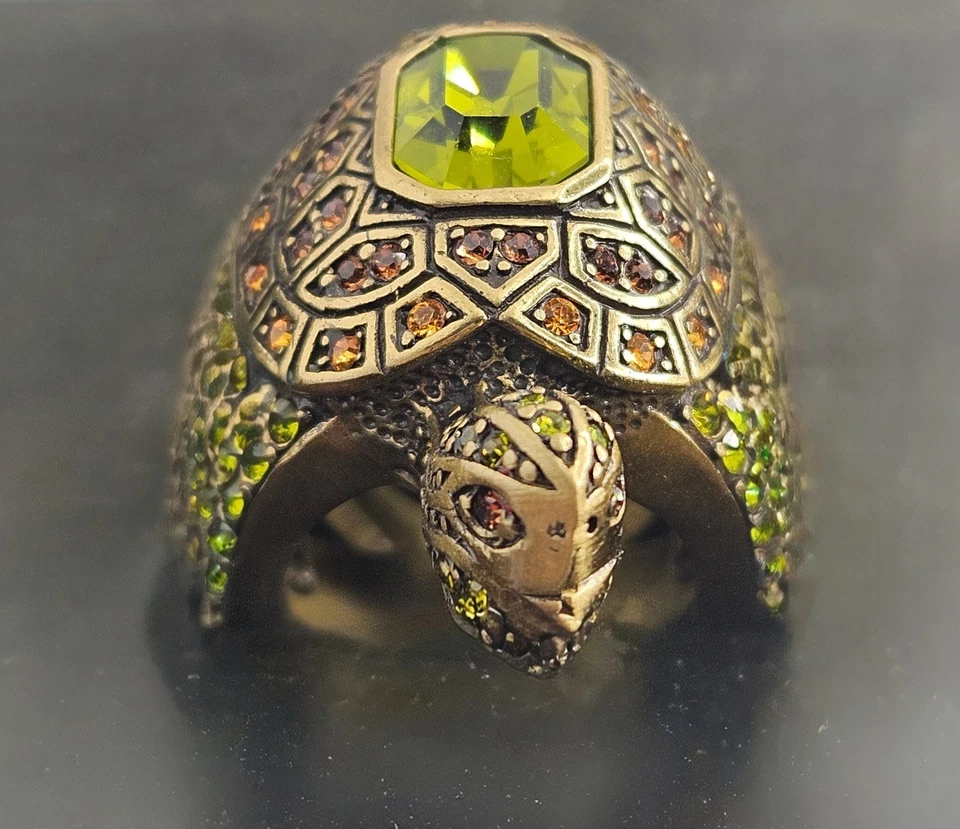 🐢 Anillo Declaración Tortuga Firmado por Heidi Daus - Tono Dorado, Cristales Verdes y Ámbar Foto 3 de 4