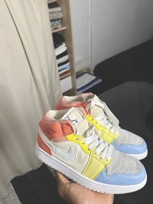 chaussures femme (nike air Jordan) - Photo 1/4