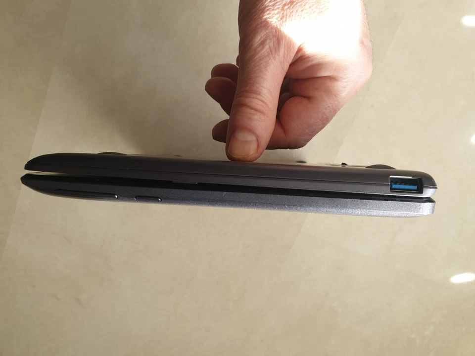 Asus transformer 2 in 1, as new conditions,win 10,quad core cpu - Image 4 of 4