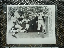 BASEBALL  MEDIA PHOTO 1962 WORLD SERIE GAME  ELSTON HOWARD,JIM DAVENPORT NO81
