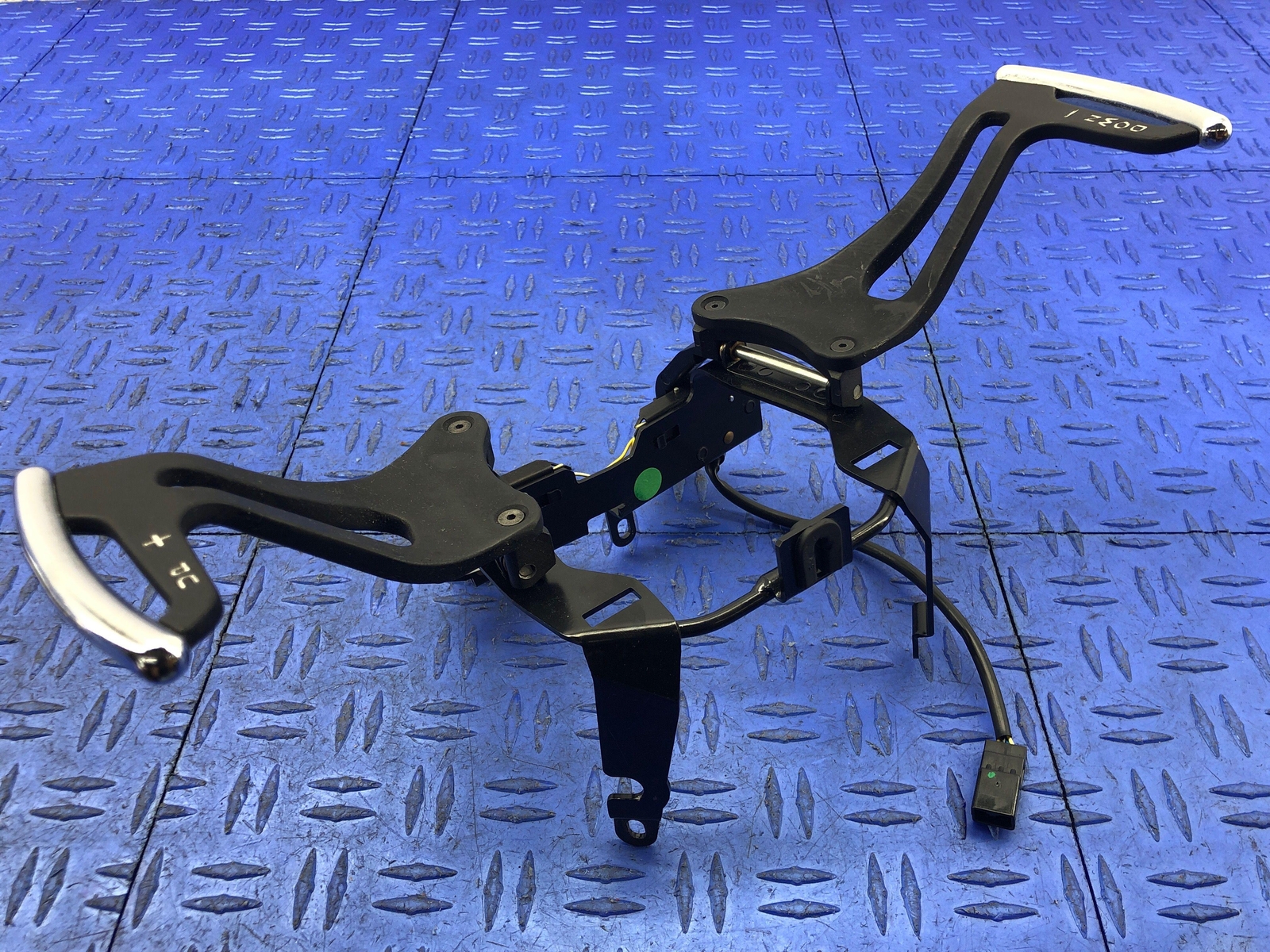 2008-2018 MASERATI GRANTURISMO STEERING WHEEL COLUMN PADDLE SHIFTERS SET OEM