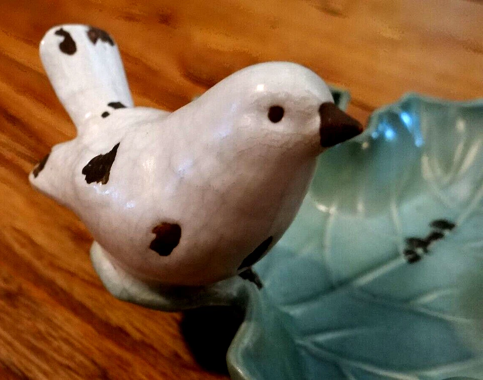 Plato de cerámica pequeño Bird On A Leaf colecciones de tili de Creative Co-Op Foto 3 de 4