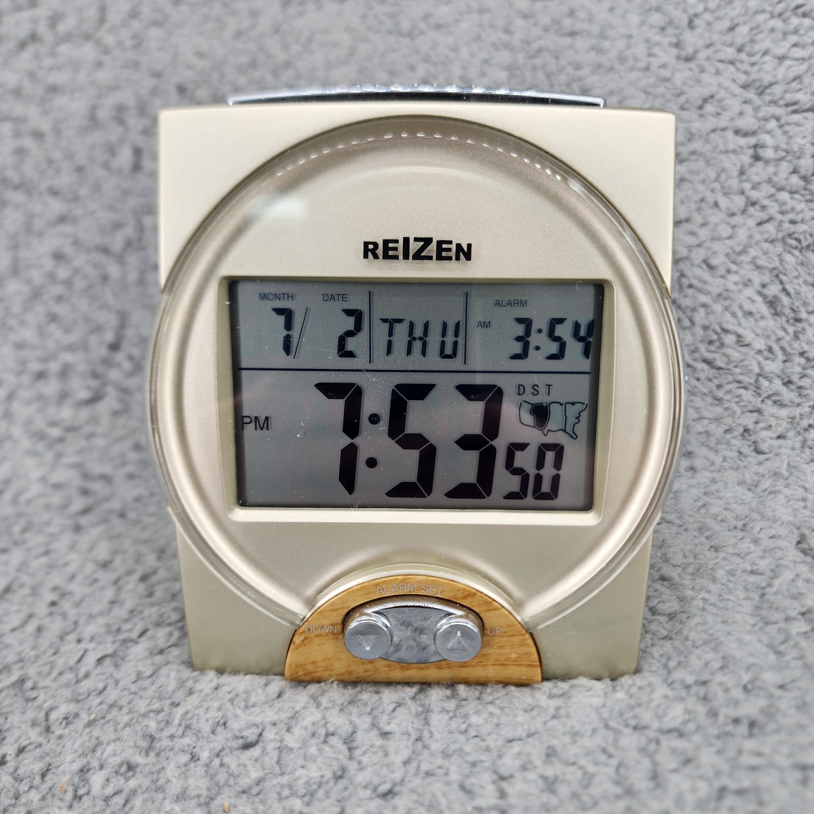 Reizen Talking Atomic Alarm Clock Date Calendar Gold Battery Operated