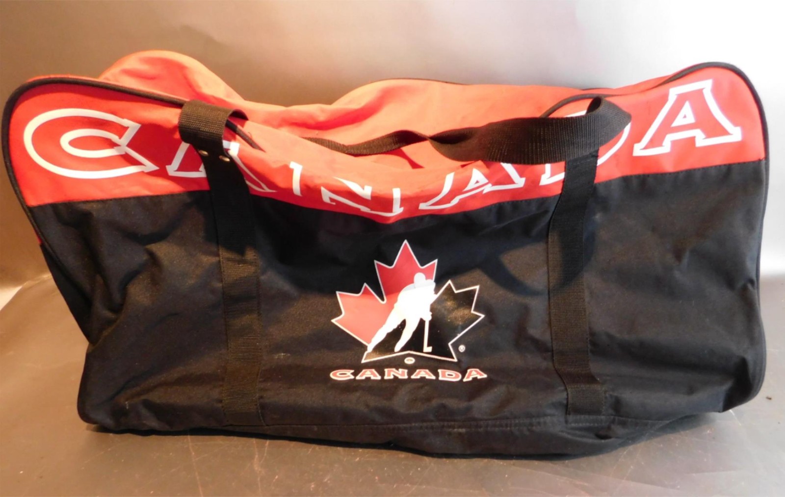 Preowned,Team Canada Hockey Bag,Very Good Condition,Bright Colors,No Tariffs