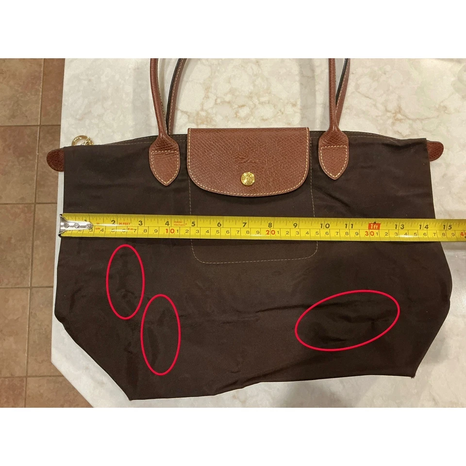 Bolsa tote Longchamp couro marrom acabamento logotipo náilon viagem compras ombro - Imagem 2 de 4