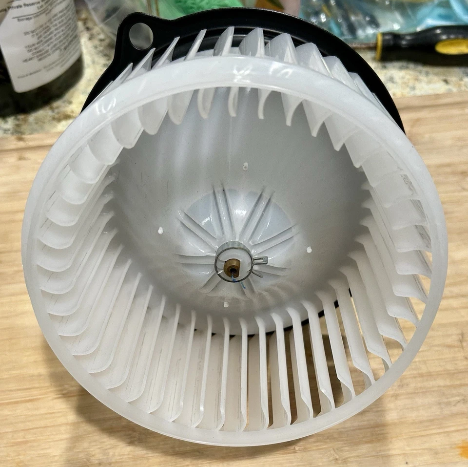 NEW OEM HITACHI/ JOHN DEERE 4469041 24V Blower Motor - Fit In Description - Image 3 of 4