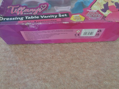 Tiffany's World Doll & Dressing Table & Accessories still attached to card tatty - Photo 3/6