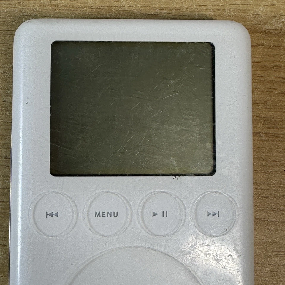 Apple iPod Classic 3rd Generation White (10GB) A1040 FAULTY NO POWER - Image 2 of 4