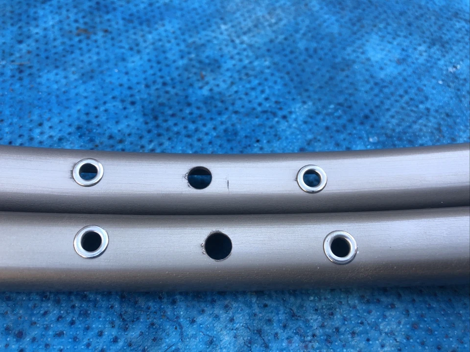 Nuevo de Lote Antiguo Juego de 2 LLANTAS RIGIDA Score 700C 32 Agujeros Pinzadores Foto 3 de 4