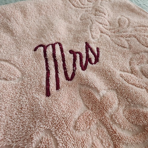 Set Of 2 Vtg Cannon Pink "Mr And Mrs" Embroidered Hand towels Grandma Core - Picture 4 of 11