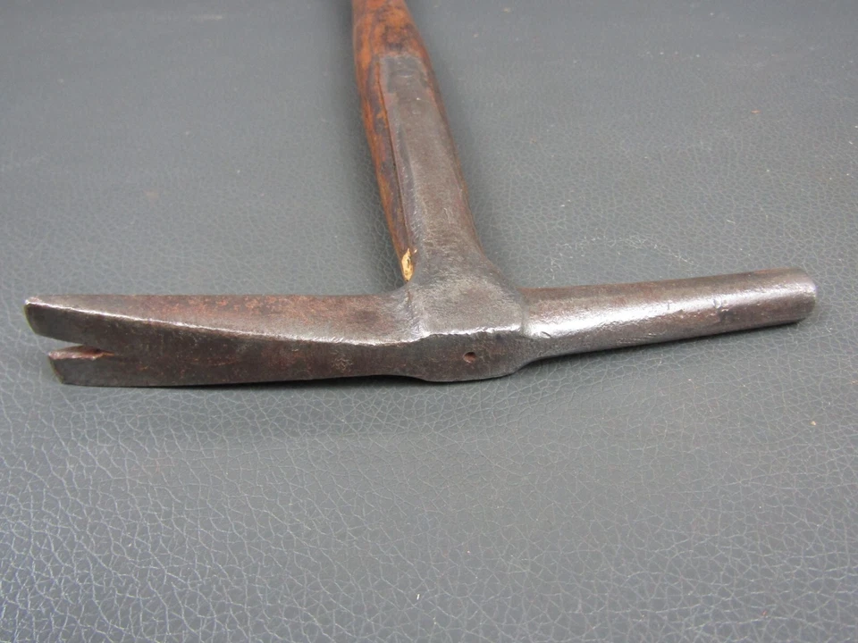 Vintage strapped tack or saddlers claw hammer old tool - Image 4 of 4