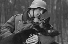 WW2 PICTURE PHOTO GERMAN SOLDIER WITH HIS DOG 6544